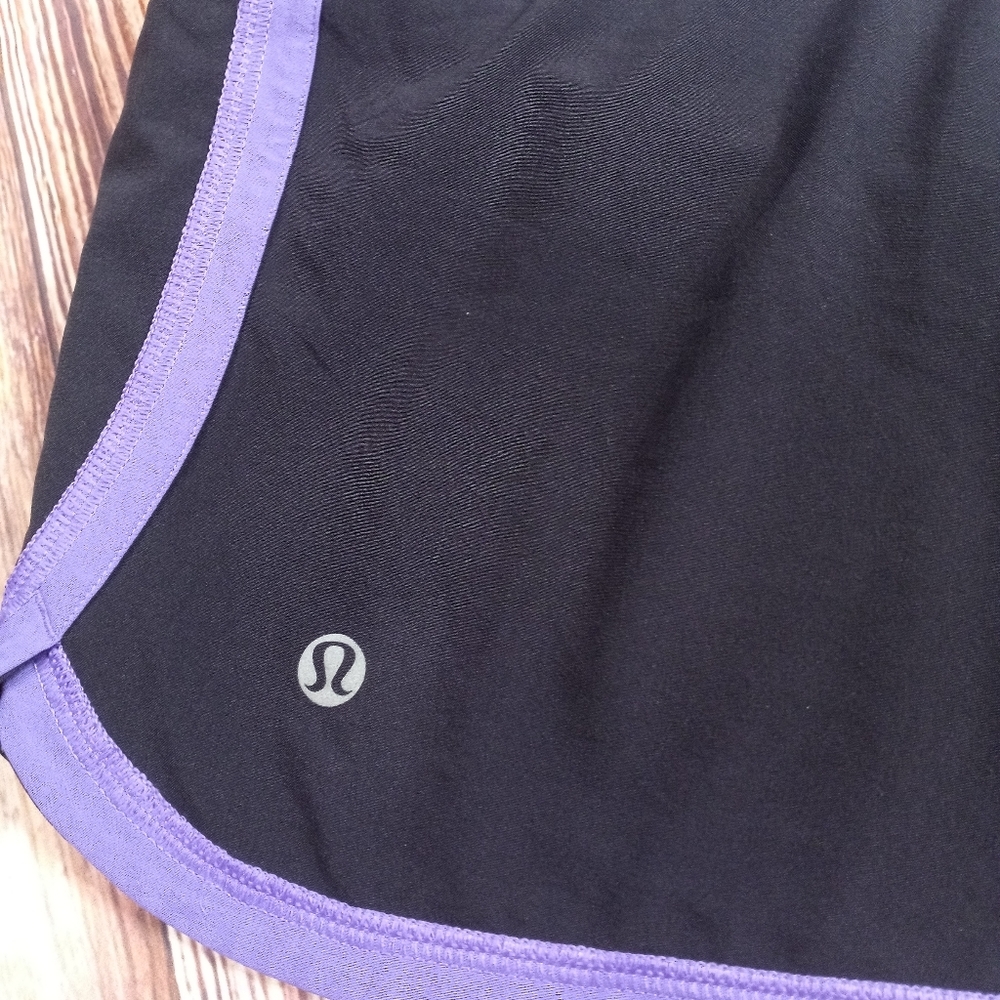 LULULEMON GROOVY RUN FLORAL SHORT BLACK/ QUILT/ POWER PURPLE, SIZE 6 - Picture 6 of 13
